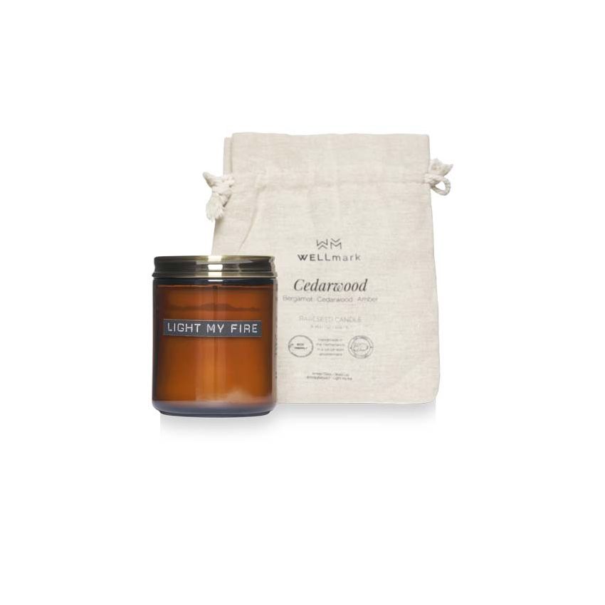 Vela mediana con aroma a madera de cedro